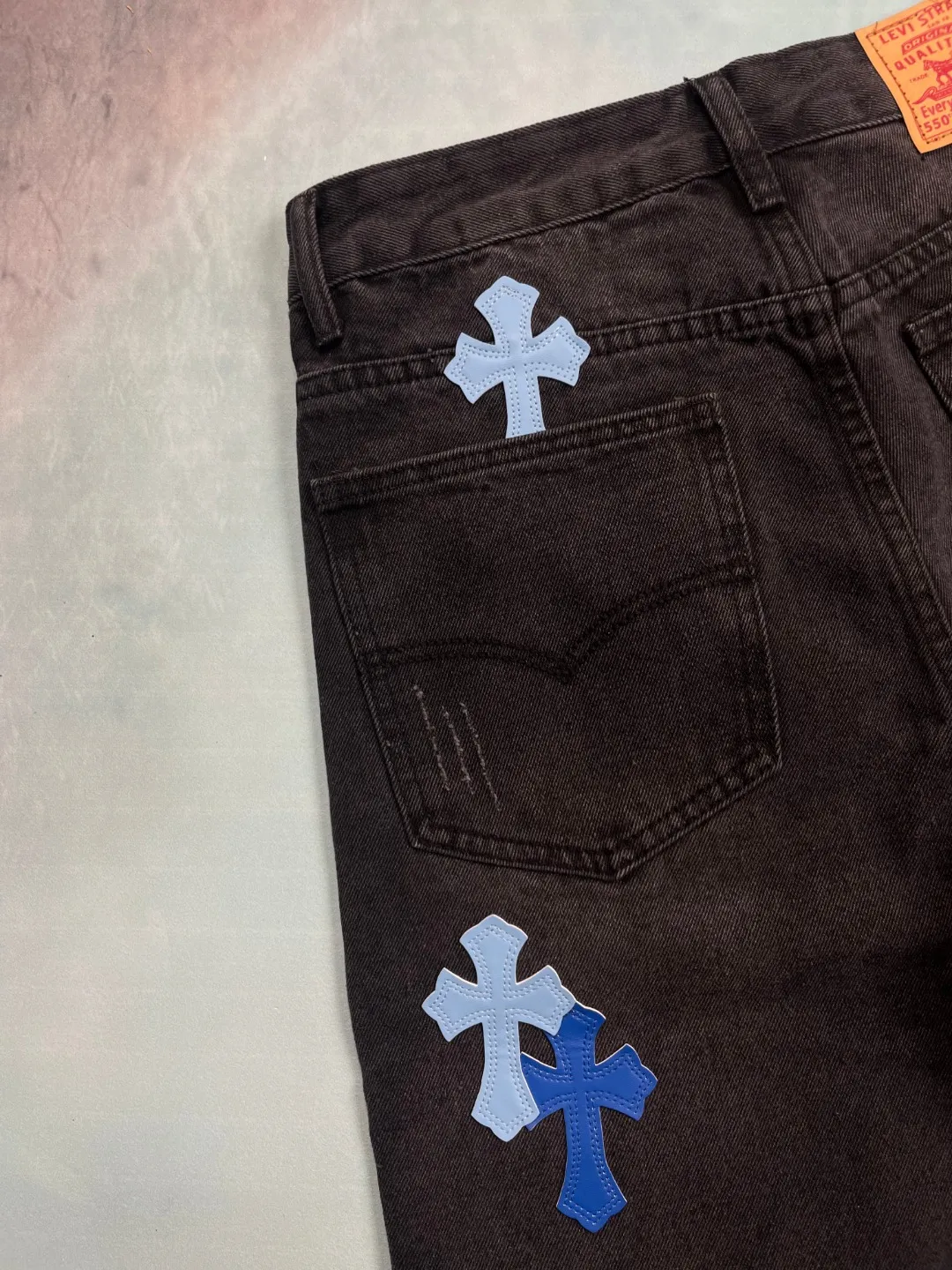 🅿️240 🔘Style No.-KL155 🔘Cro Heart𝐂𝐡𝐫𝐨𝐦𝐞 𝐇𝐞𝐚𝐫𝐭 Classic CH Black and Blue Cross Patch Leather Jeans* These Croix Heart Jeans are unique. High-quality denim fabrics are carefully selected and subjected to a special washing process to present retro color and texture, giving it a full texture. The iconic blue cross patch is made of fine cutting technology and carefully sewn on the trousers, making it strong and beautiful. The raw edges of the trousers are carefully distressed by hand, giving them a casual and uninhibited style. When paired with it, it can be paired with a simple solid-color sweatshirt and sneakers to create a casual street style; paired with a black motorcycle jacket and Martin boots to show a cool and punk style; combined with a slim shirt and leather shoes, it can create a yuppie gentleman look and can be easily adapted to various occasions.  Size: S M L XL (28.30.32.34) Color: Black